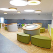 Offene Architektur: Lounge-Bereich im 1. Obergeschoss des Kreativcampus der Kinder- und Jugendkunstakademie des ILL e.V. in Rostock- Kassebohm mit Spots zum darunterliegenden Bewegungsraum von b3 architekten & ingenieure, Rostock; Foto: ILL e. V./Henrike Thaut