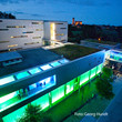 Fakultätsgebäude mit studentischen Lichtprojekten und Blick in die Wismarer Altstadt.